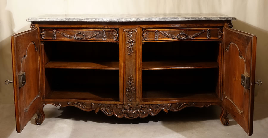 Buffet de chasse d'apparat destin&eacute; &agrave; la vaisselle de fa&iuml;ence ou d'orf&egrave;vrerie